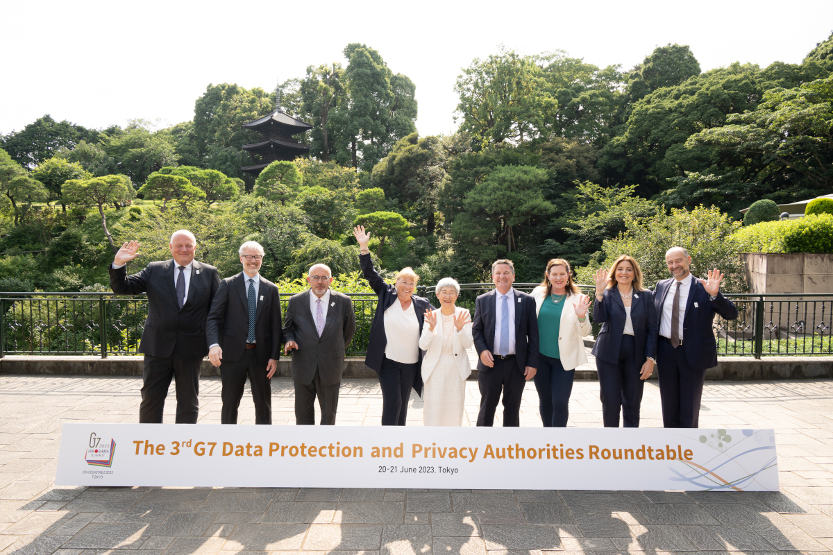 Gruppenbild der Delegationsleitungen beim G7 Roundtable in Tokio