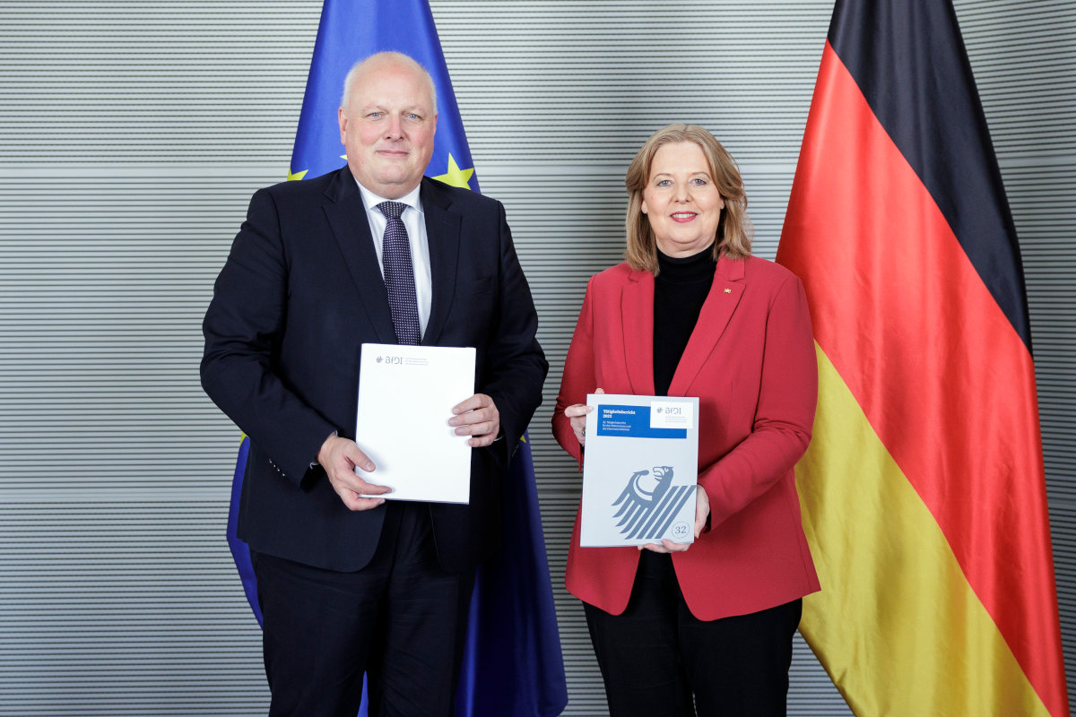 Prof. Ulrich Kelber übergibt den 32. Tätigkeitsbericht an Bundestagspräsidentin Bärbel Bas (verweist auf: BfDI stellt 32. Tätigkeitsbericht vor)