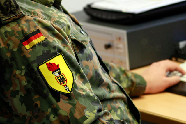 es ist der Ärmel eines Soldaten mit dem Wappen des Militärischen Abschirmdienstes abgebildet (verweist auf: Das Bundesamt für den Militärischen Abschirmdienst)