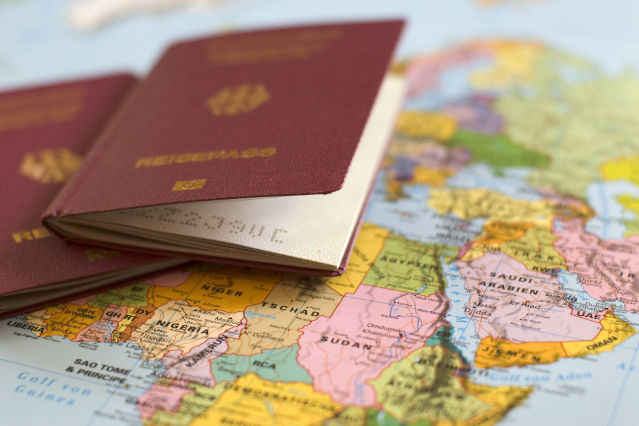 es liegen zwei Reisepässe auf einer Weltkarte (verweist auf: Das Visa-Informationssystem)