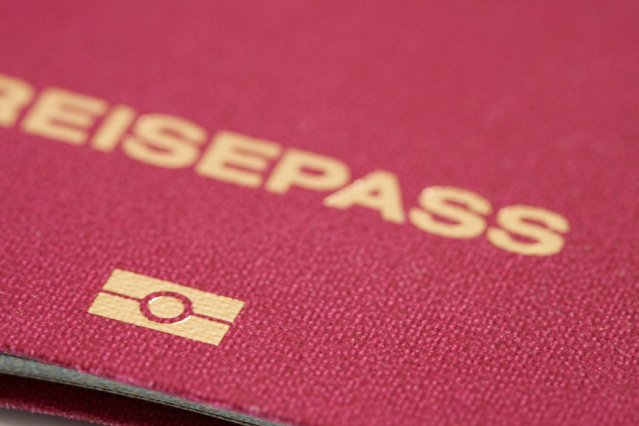 Deutscher Reisepassausschnitt mit dem Symbol für elektronisch lesbar  (verweist auf: EASYPASS)